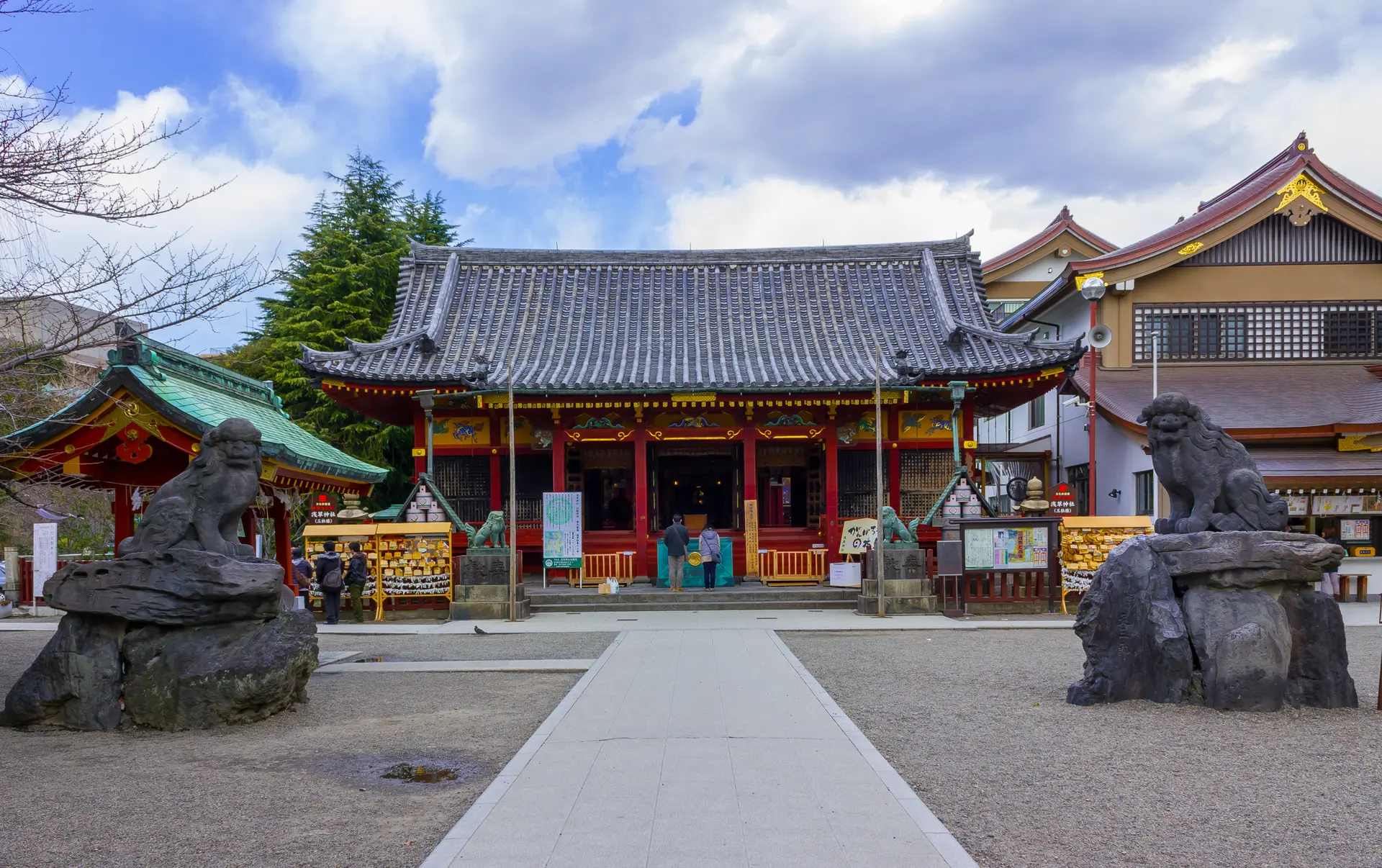 Asakusa Shrine — exact-site Wikimedia Commons image