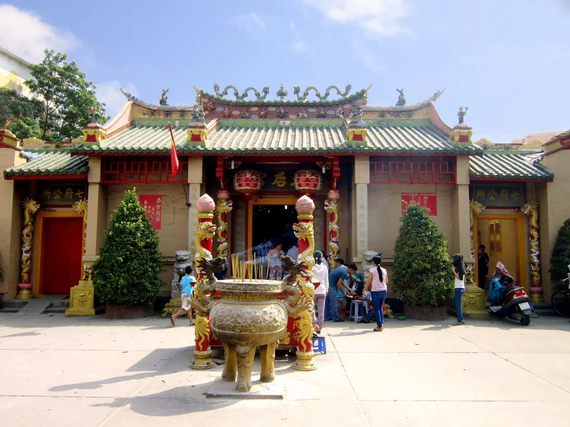 Chính điện miếu Bà Thiên Hậu ở thành phố Thủ Dầu Một, tỉnh Bình Dương, Việt Nam.